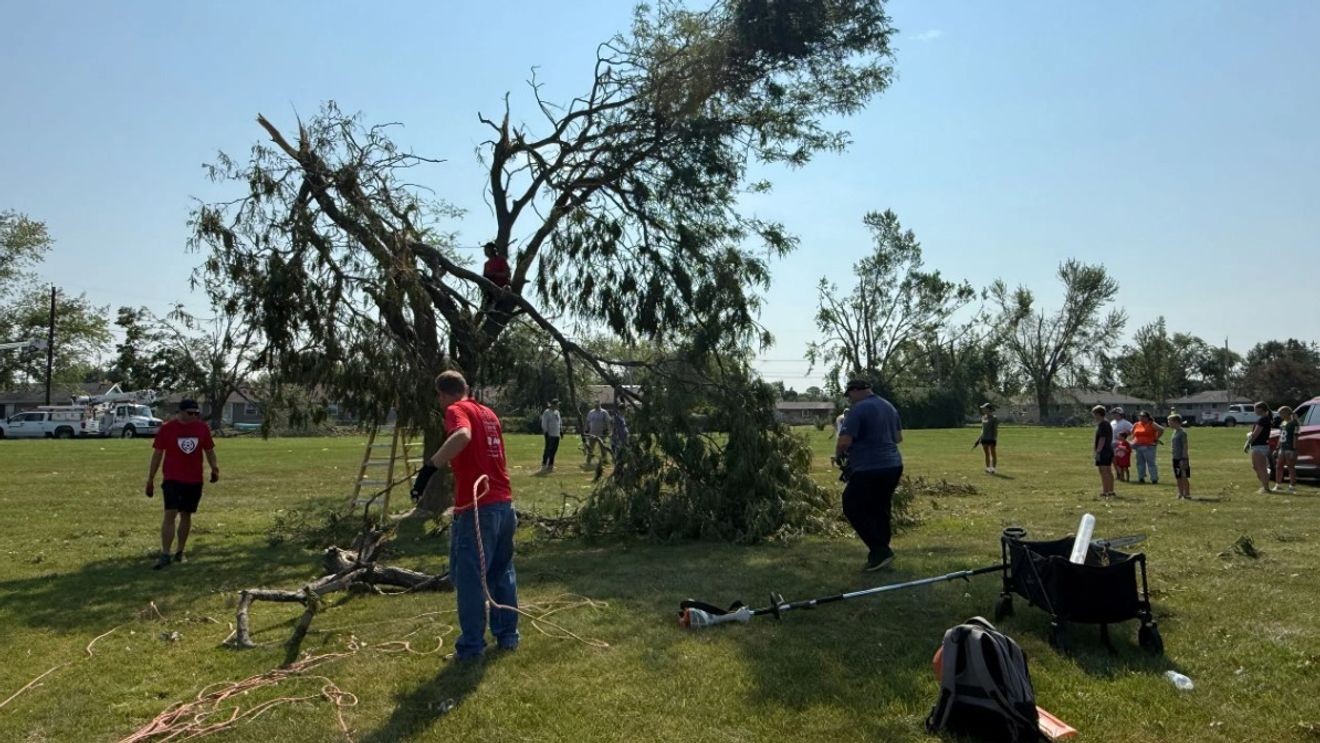 Heat forecast complicates Fox Valley tornado cleanup; officials urge water breaks