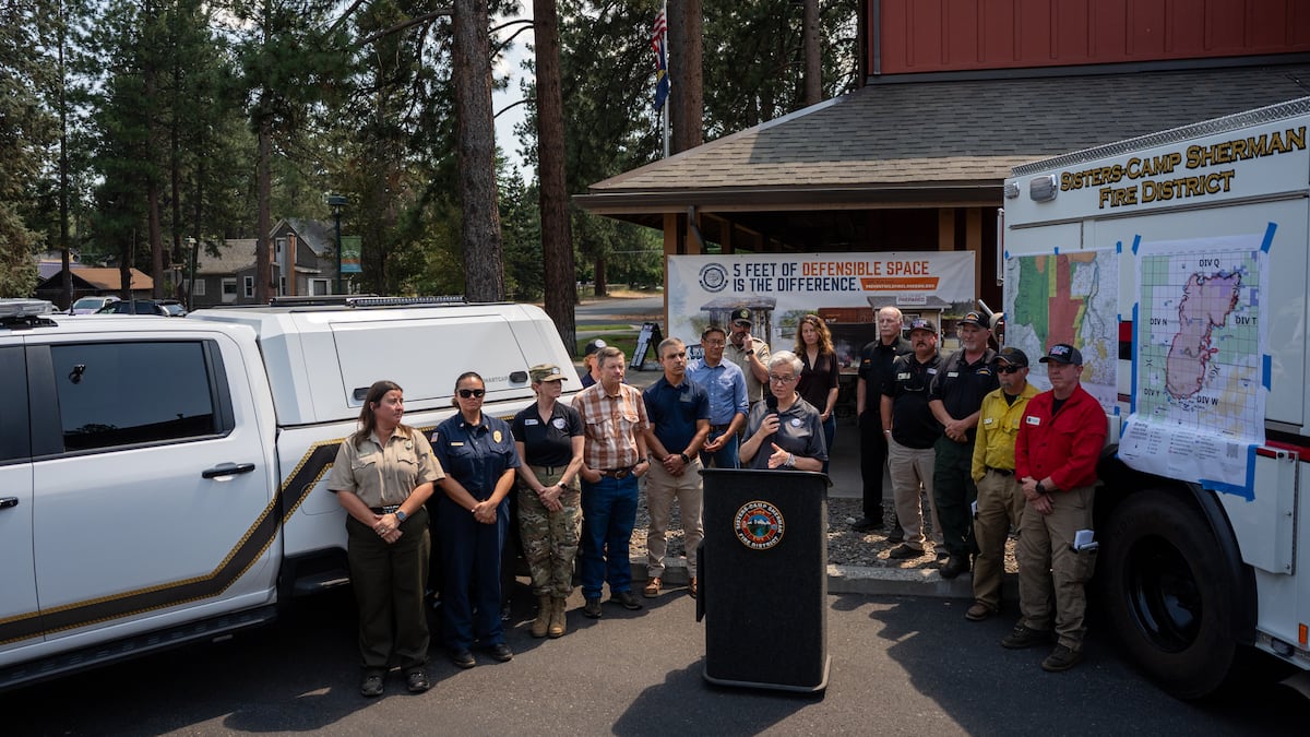 ‘All hands on deck’: Gov. Kotek visits Akawa Fire in Sisters, says Oregon is in for long fire season - Oregon Public Broadcasting - OPB