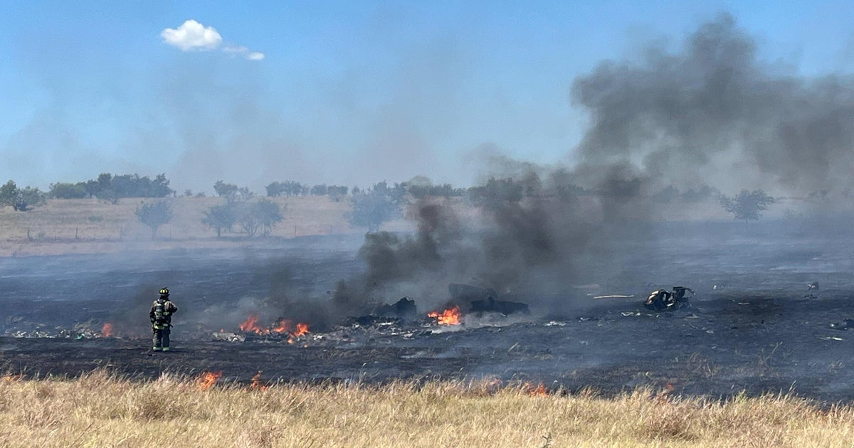 2 soldiers killed as Apache helicopter from Fort Hood crashes in Salado, Texas