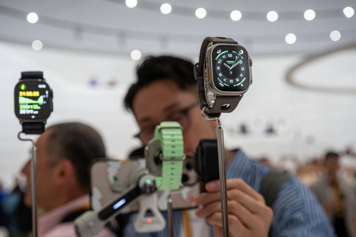 Apple Explores Shaking Up Its Smartwatch for a New Era - Bloomberg.com
