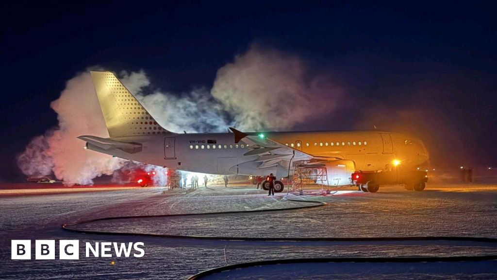 Australian aviation crew carries out daring midwinter Antarctica rescue - BBC