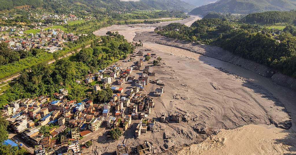 California couple recounts surviving deadly Nepal flood: "I knew I was going to die"