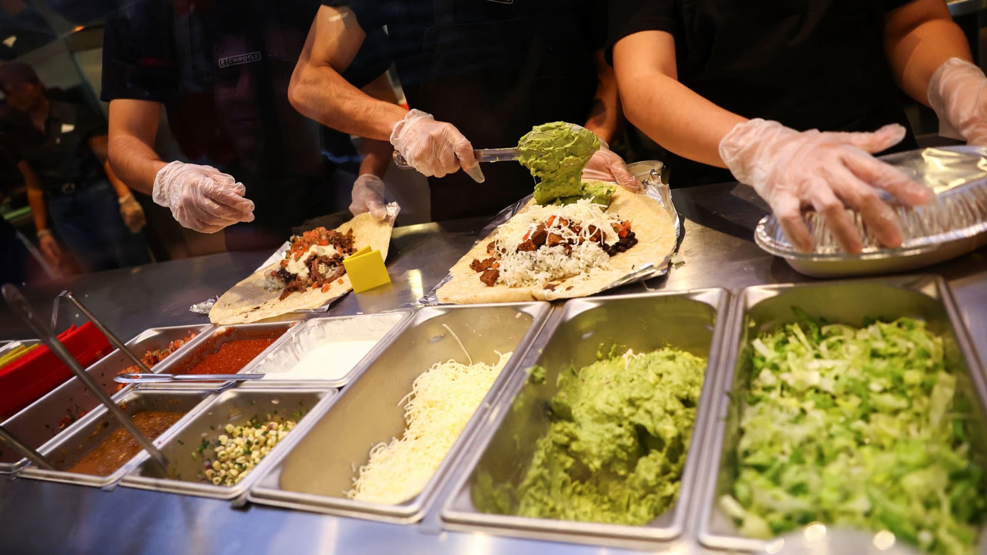 Chipotle stock falls on link to salmonella outbreak in Minnesota
