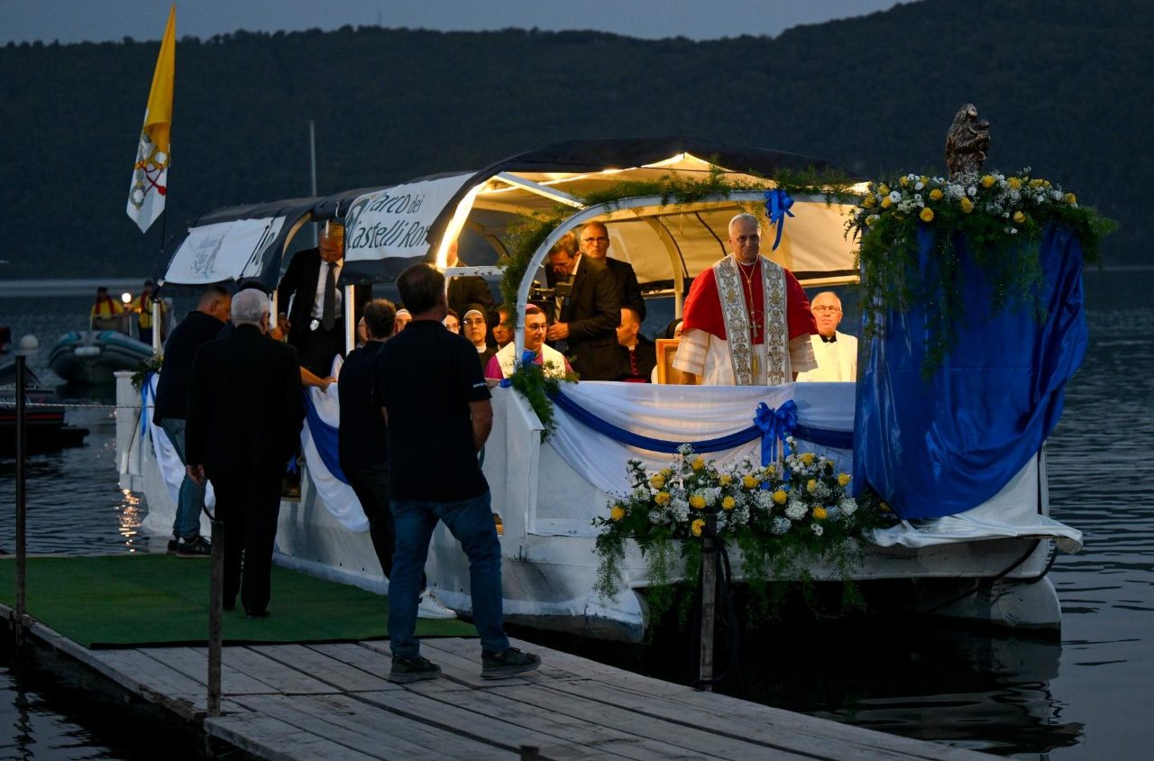 During procession on Lake Albano, Pope entrusts wounded children to Mary