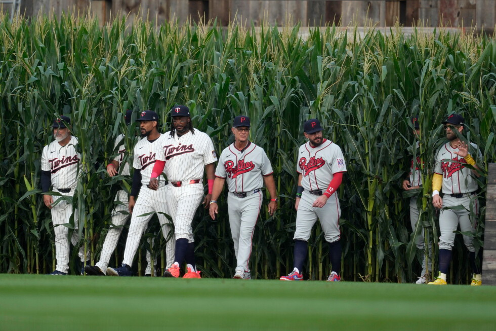 Field of Dreams pregame show features 26 Hall of Famers