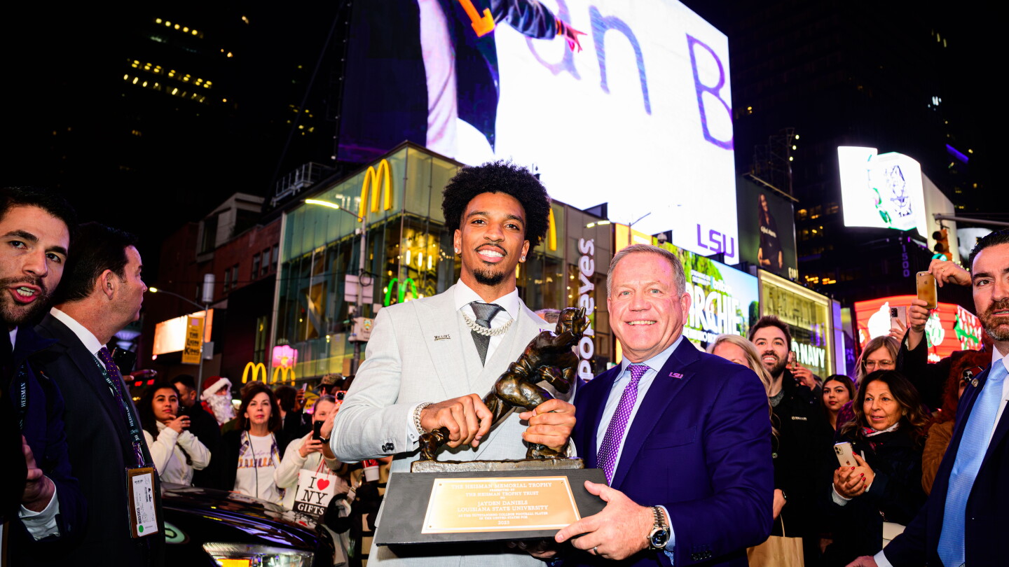 Jayden Daniels reportedly wants LSU to return its copy of his Heisman Trophy