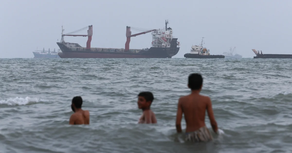 Live Updates: Iran and Oman edge toward temporary Strait of Hormuz reopening plan, but Tehran insists U.S. lift blockade