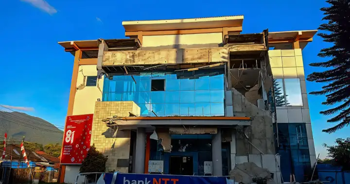 Magnitude 7.7 earthquake strikes off Indonesia’s coast, toppling buildings and killing at least 2 - National