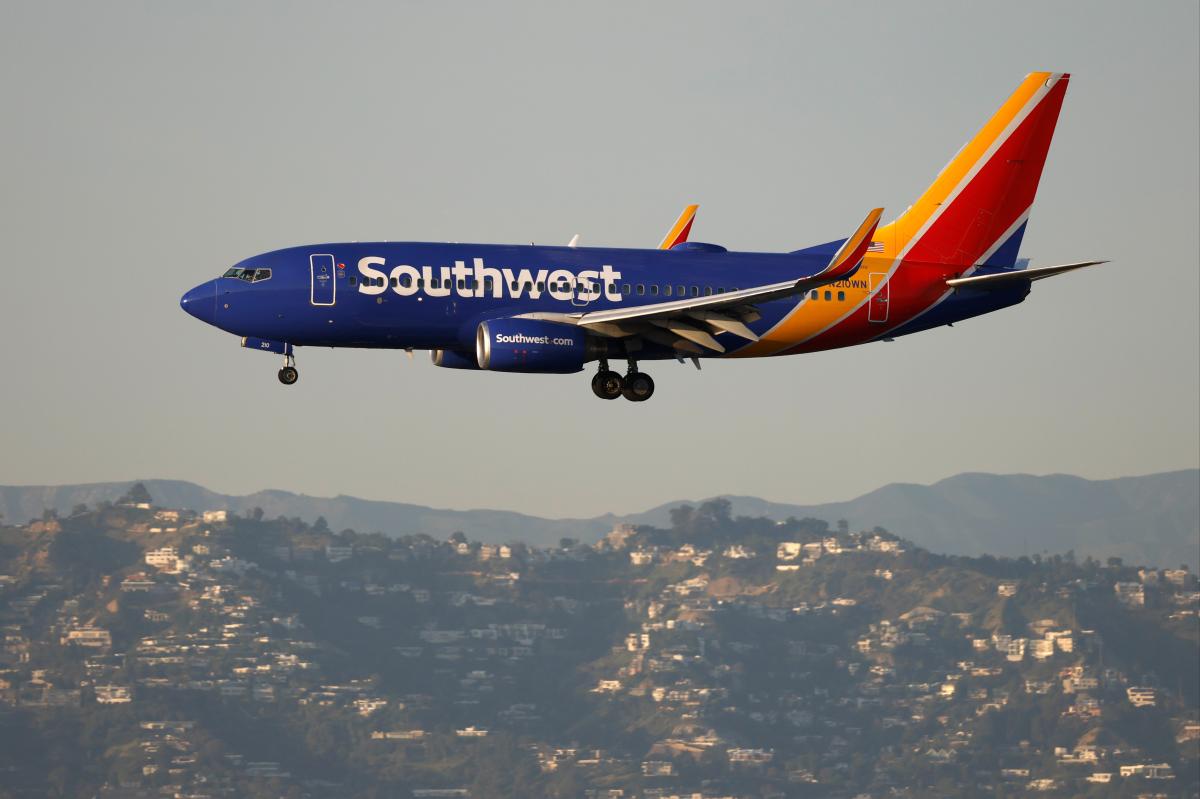 Man who died on LAX-bound flight ID’d as 22-year-old
