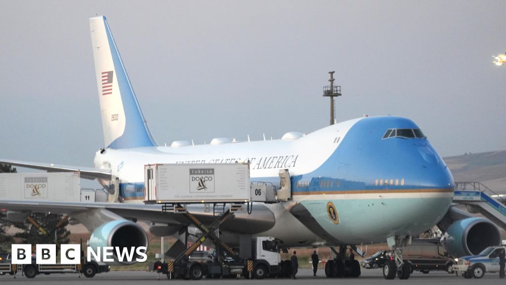 Members of Trump's cabinet remained on decoy plane, after president's quiet exit - BBC