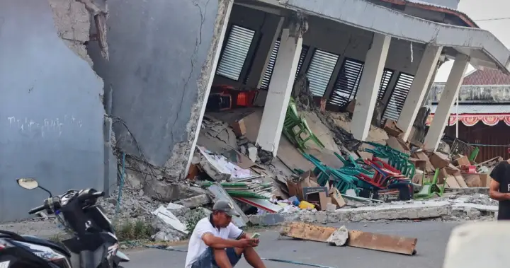 Thousands awaiting aid in Indonesia after earthquake kills 68 - National