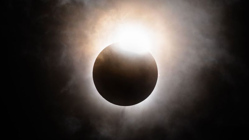 Total eclipse watchers test theories on why shadow bands occur