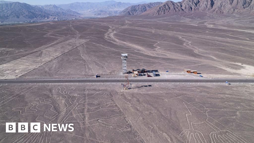 Tourist plane crashes in Peru, killing 13 on board - BBC