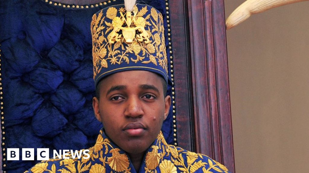 Uganda's King Oyo: World's youngest reigning monarch dies aged 34 - BBC