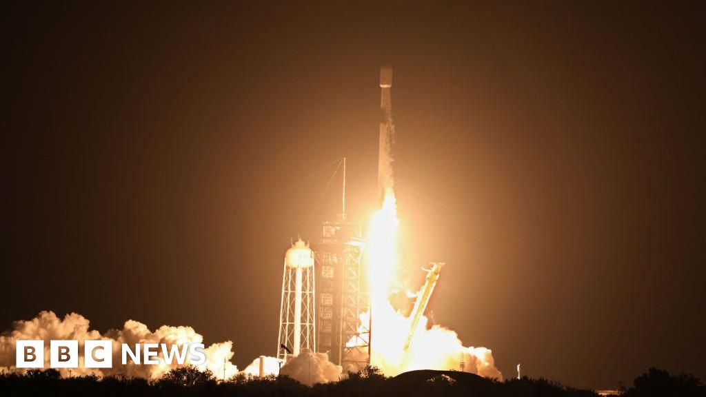 What will happen when a SpaceX rocket collides with the Moon? - BBC