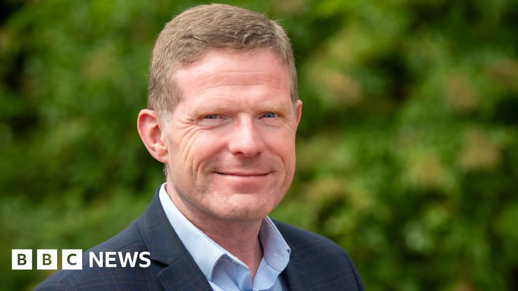 World's first patient to undergo live AI-assisted brain surgery has tumour removed - BBC
