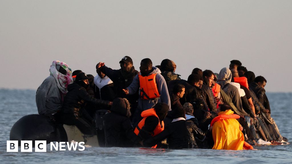 140 migrants in single dinghy rescued in English Channel - BBC