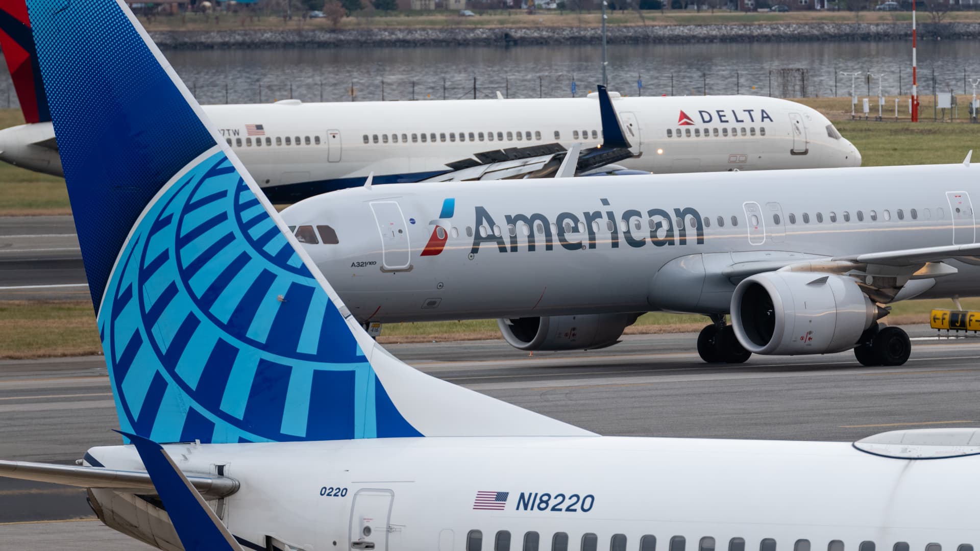 Airlines waive change fees ahead of nor'easter as flight delays begin