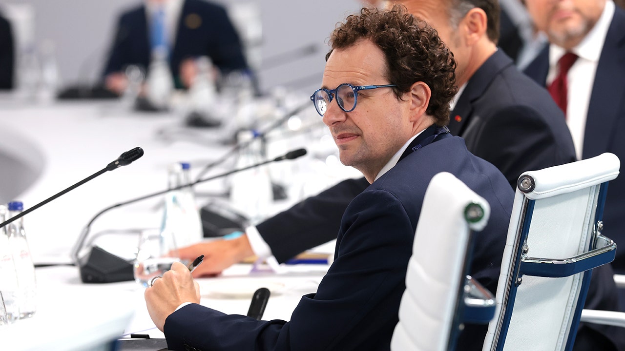 Anthropic CEO Dario Amodei says AI could cure most diseases in 5-10 years
