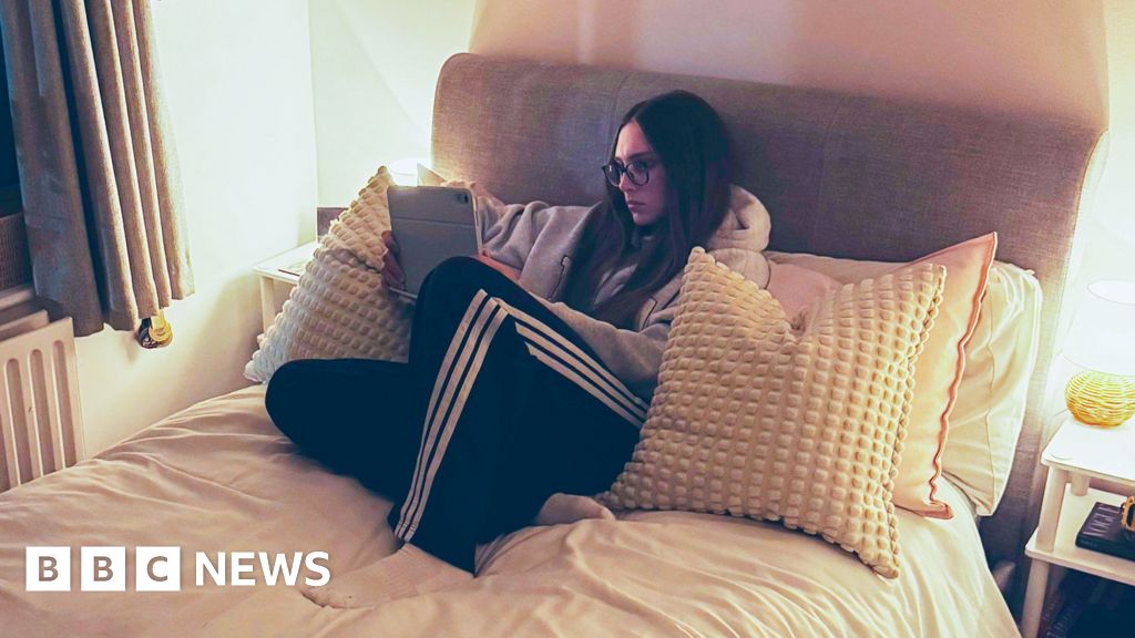 Fresh bedsheets and dusk walks: Expert tips for sleep-deprived freshers - BBC