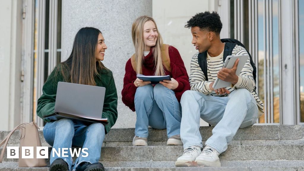 Hidden habits that make your social anxiety worse - and how to break them - BBC