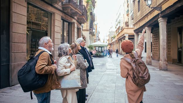 How much should you actually tip on a 'free' walking tour? - BBC