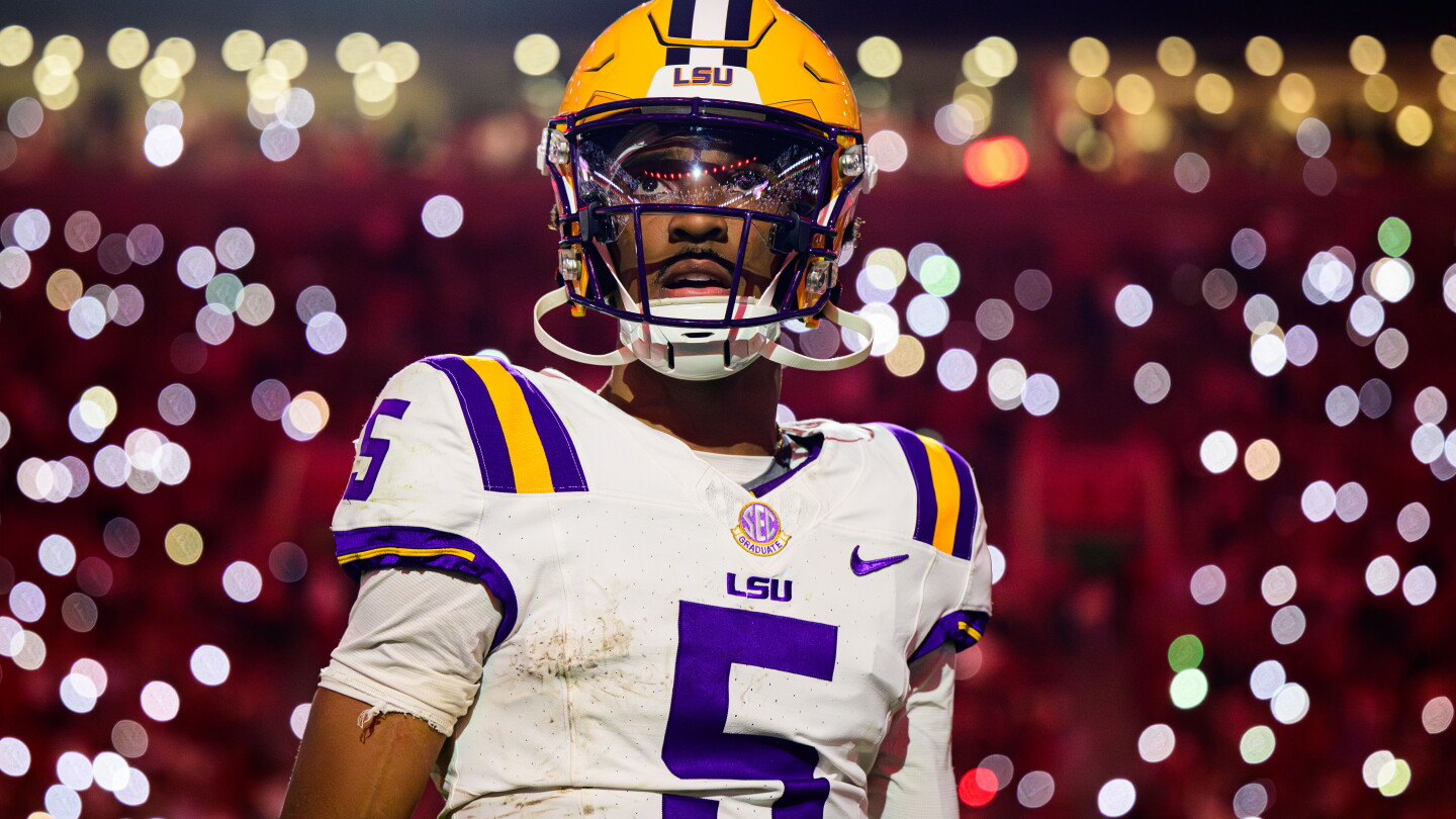 LSU fans had a strong reaction to an image of Jayden Daniels on the video board