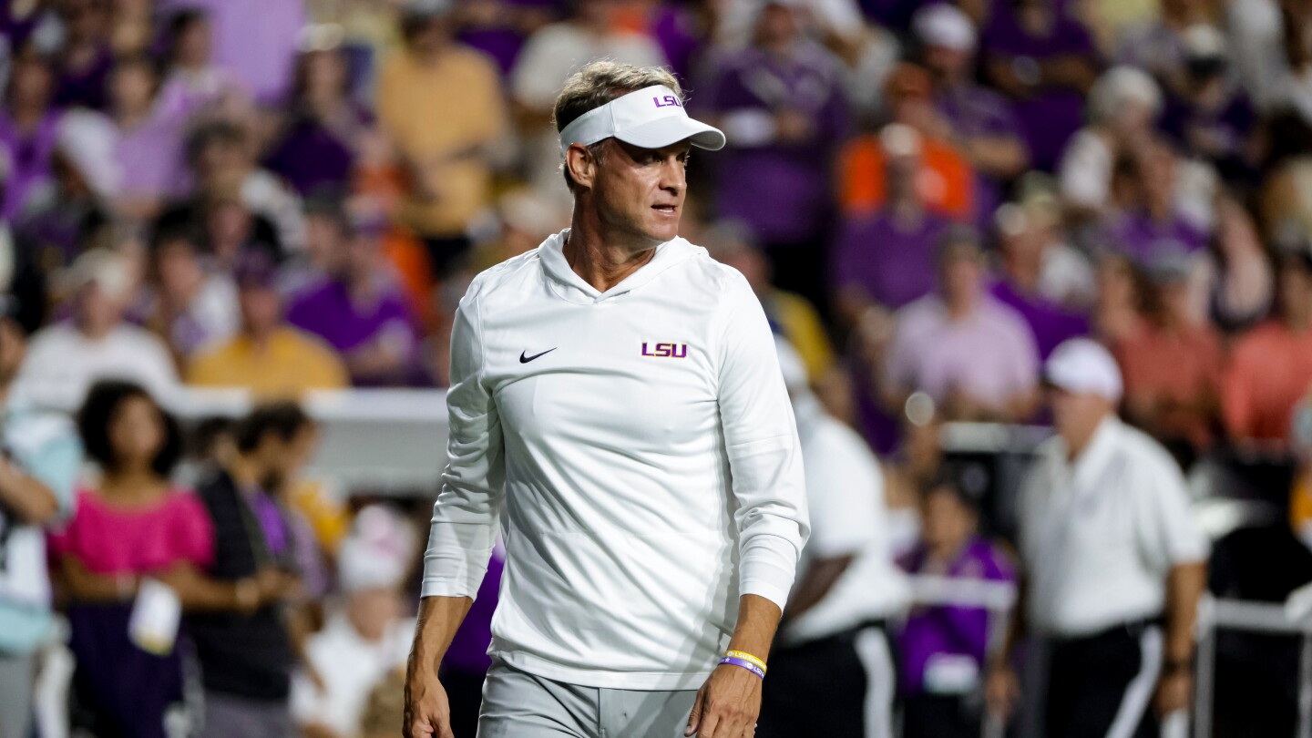 Lane Kiffin at halftime of 31-3 blowout: "Imagine if we had pro players"