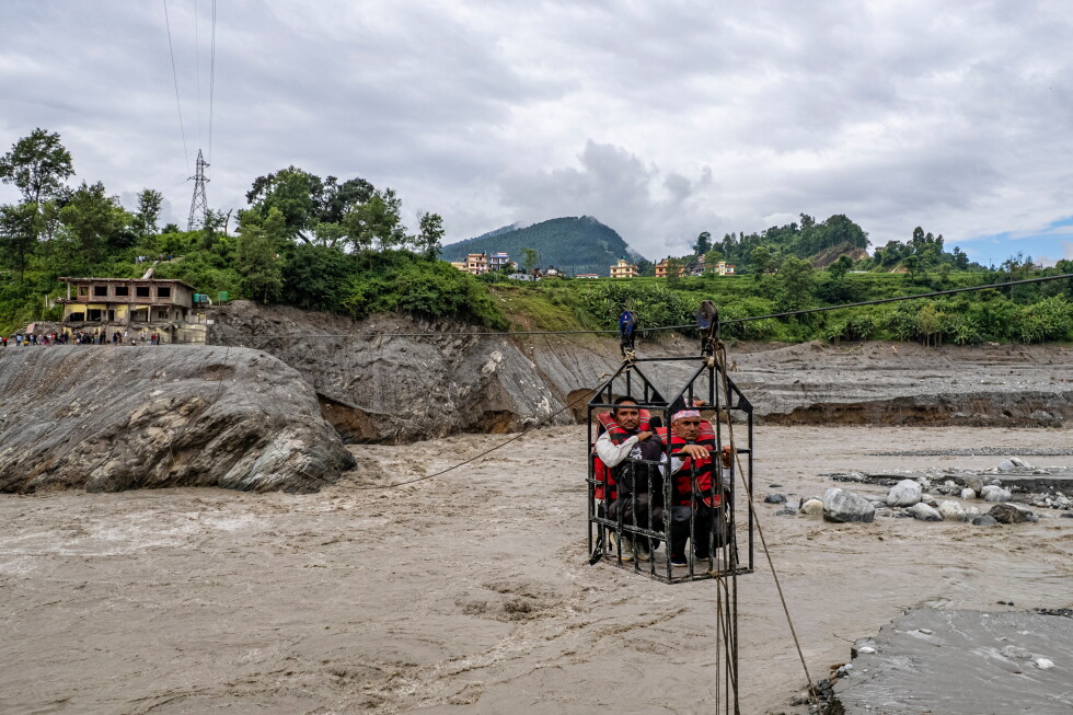 Survivors of Nepal floods rely on relief supplies and temporary river crossings