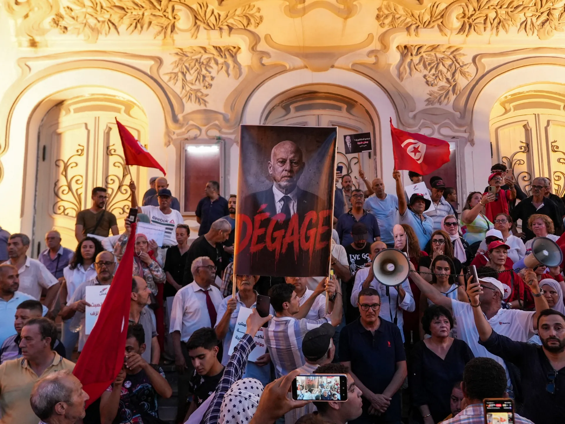 Tunisia arrests journalist amid crackdown on government critics | Censorship News