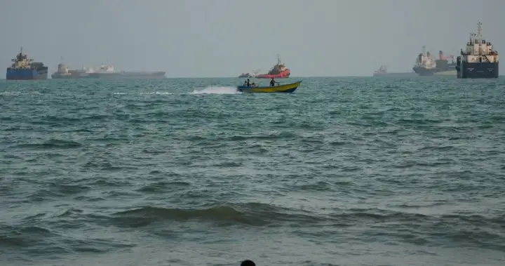 U.S. strikes 3 Iranian oil tankers after missiles target Navy ships - National