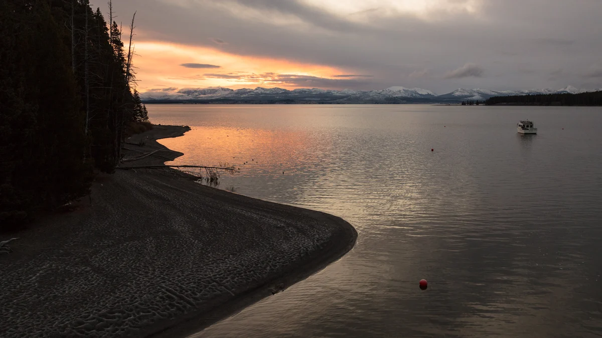 Yellowstone lake sediments reveal 15 000 years of hydrothermal and wildfire change