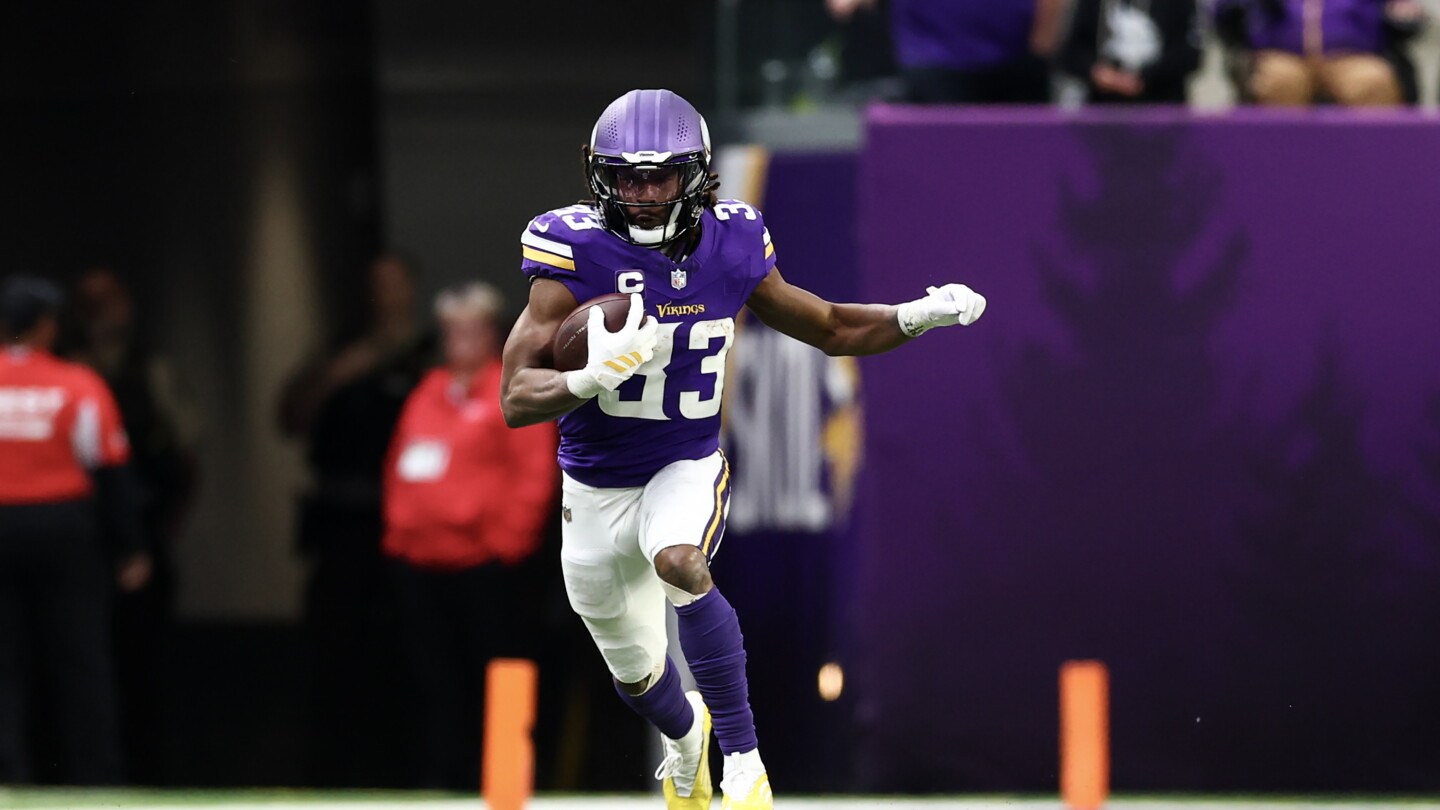 Aaron Jones out of practice with a knee injury