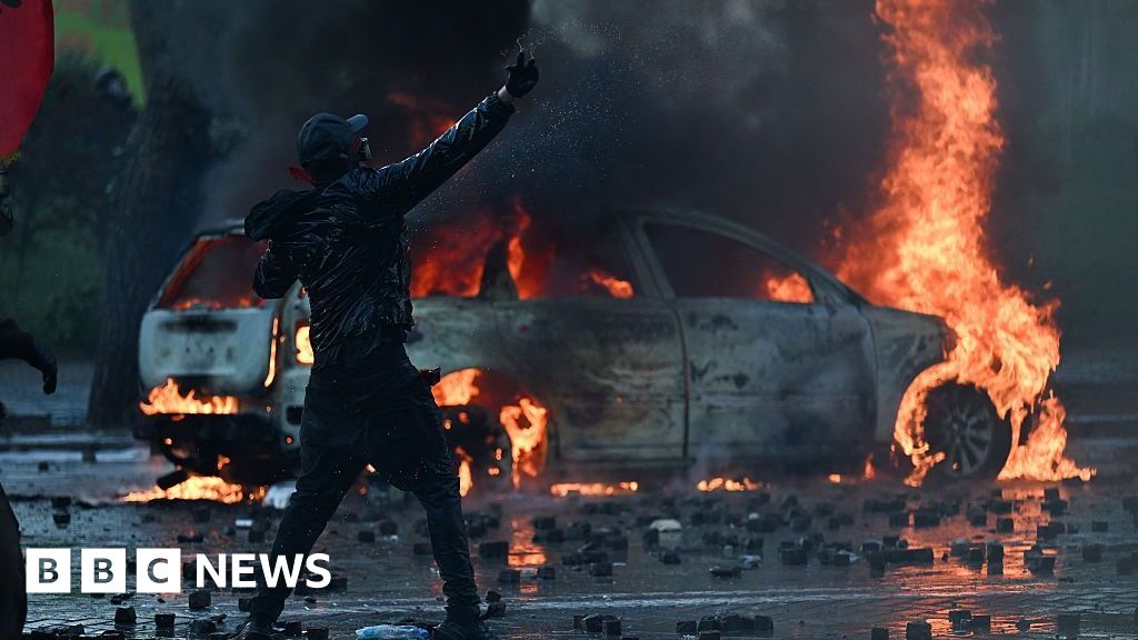 Anti-government protesters battle with police in Albania - BBC