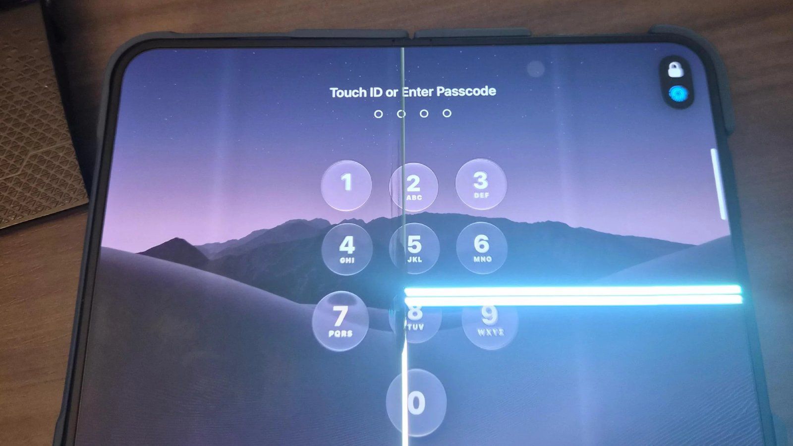 Apple Alerts Stores to iPhone Duo's Display Cracking Issue