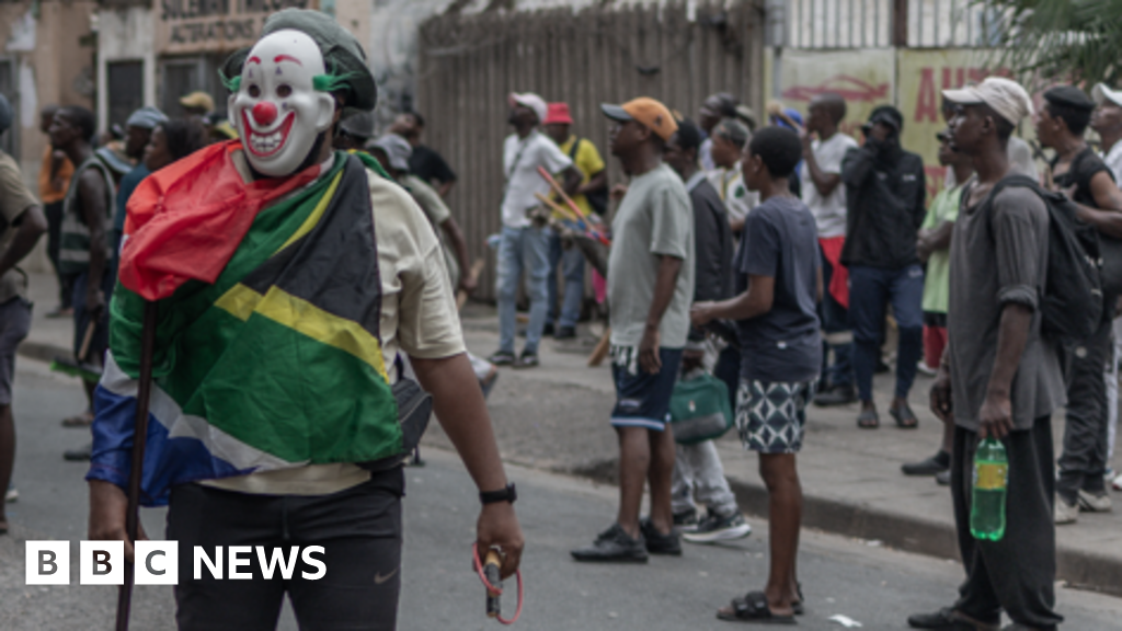 Durban attack: Crowd of 50 beat foreigner to death in South Africa - BBC