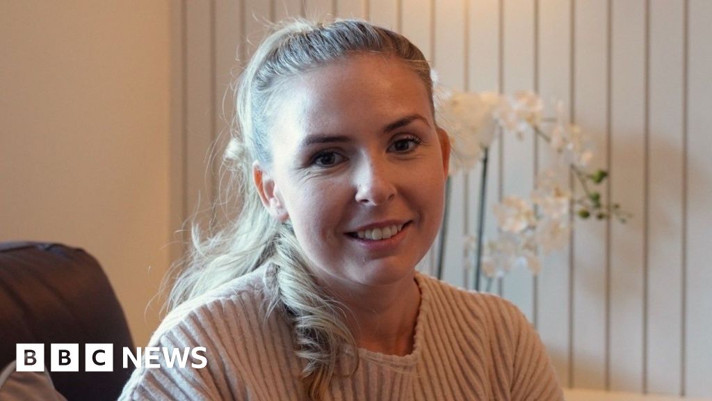 Endometriosis centres 'at risk' of closure as women's health 'broken' - BBC
