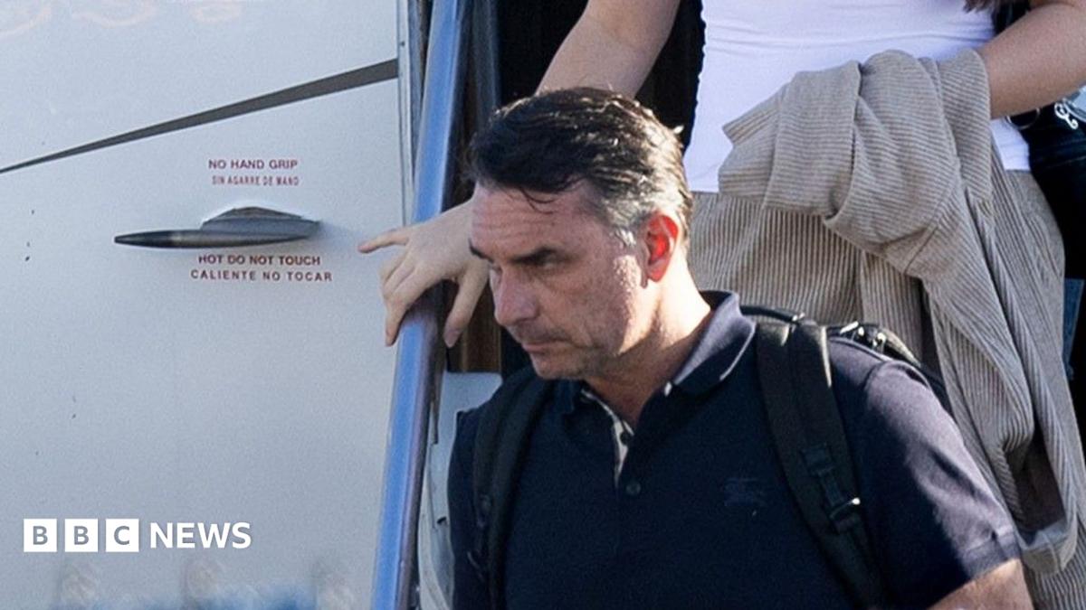 Flávio Bolsonaro denies fleeing Brazil after landing in Miami