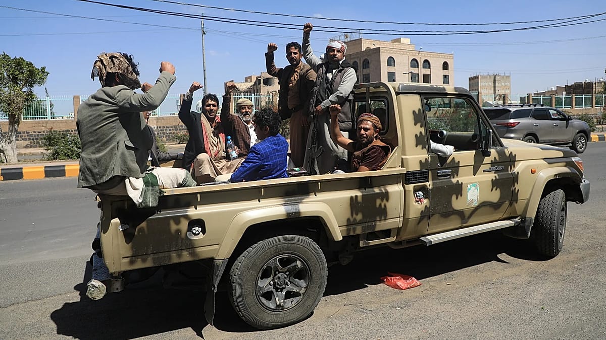 Houthis claim missile strike on Riyadh airport as explosions heard in Saudi capital