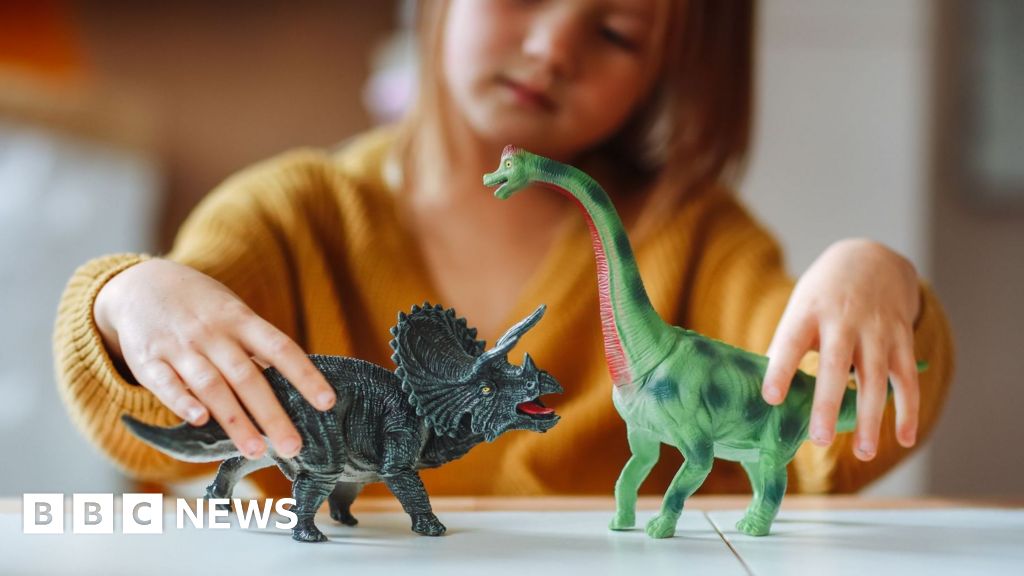 How a Chinese-made toy gets to a US retailer - BBC