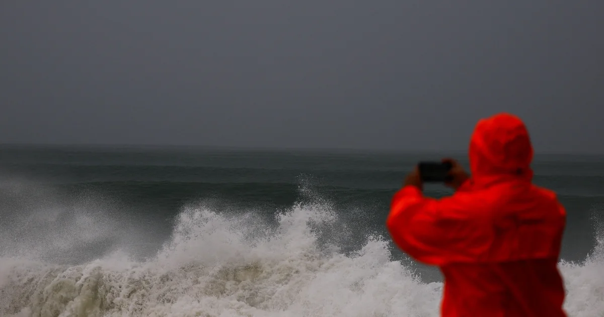 Hurricane Simon lashes Mexico's Pacific coast, pounds resorts and vulnerable towns