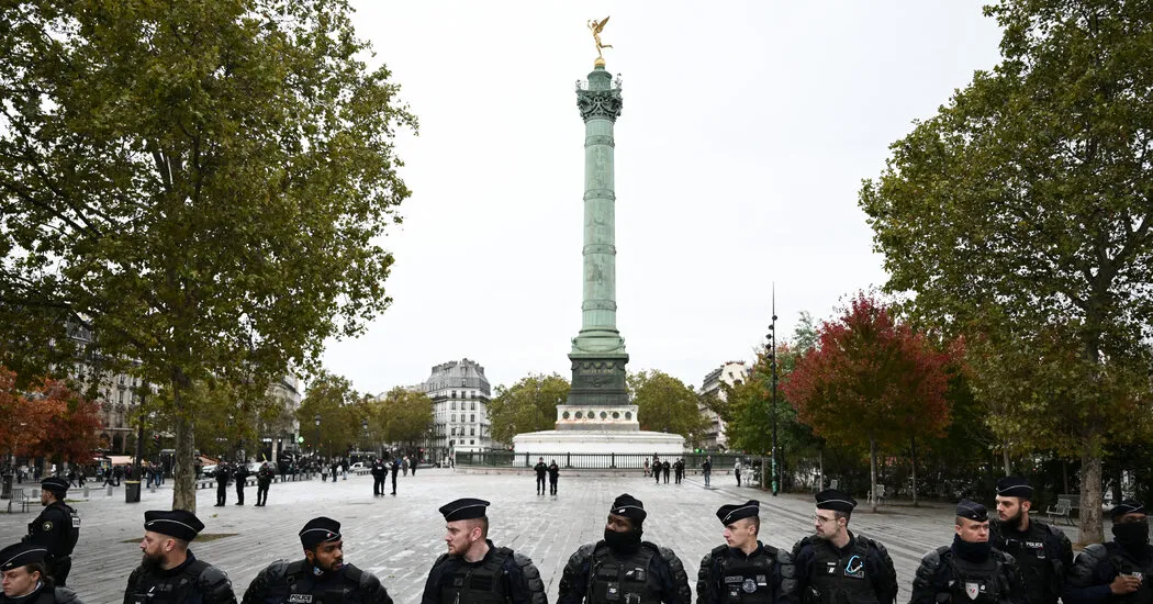 Paris, Battened Down Against Riots, Offers Lonely Welcome to Visitors