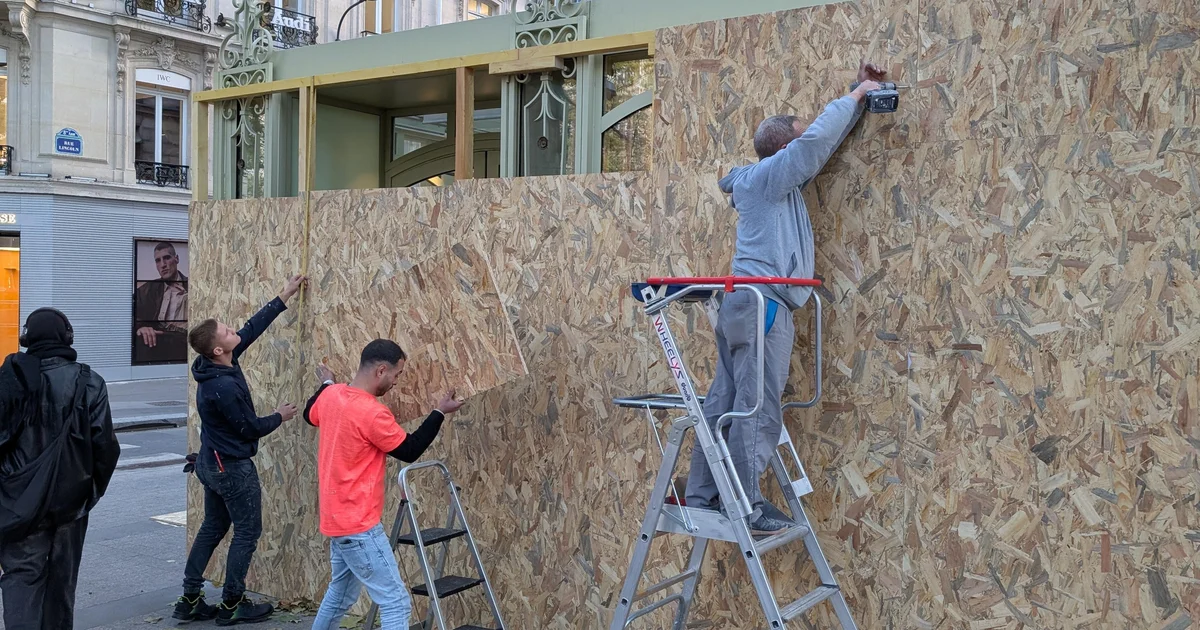 Paris museums close, stores put up barricades as France prepares for more protests