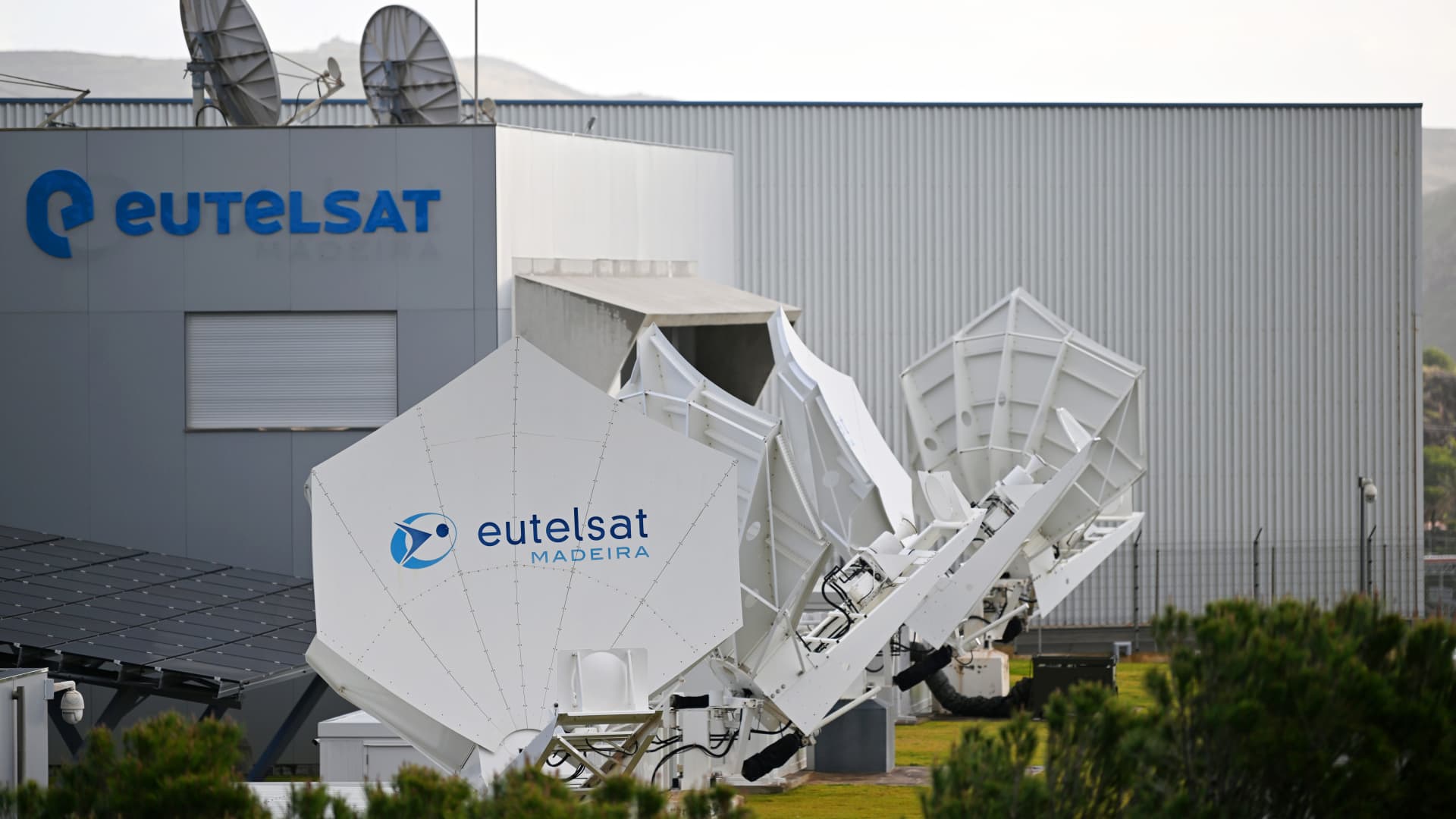SpaceX rival Eutelsat up 19% as Ukraine's Starshield limits raise fears